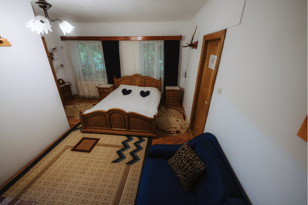 Cameră dublă cu baie proprie la pensiunea Casa Ott Prisaca Dornei