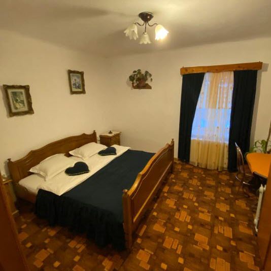 Cameră familială cu pat matrimonial și canapea extensibilă la Casa Ott