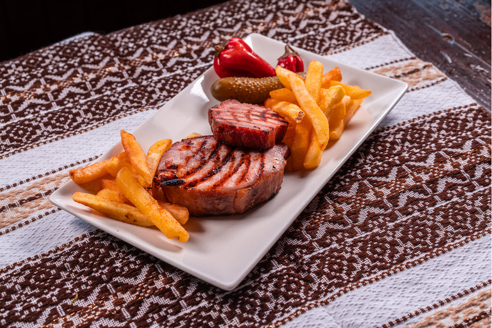 Cotlet de porc la grătar proaspăt la restaurantul Casa Ott