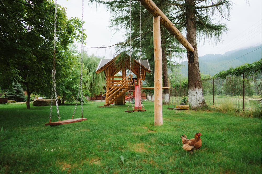 Terasa și curtea restaurantului Casa Ott Prisaca Dornei