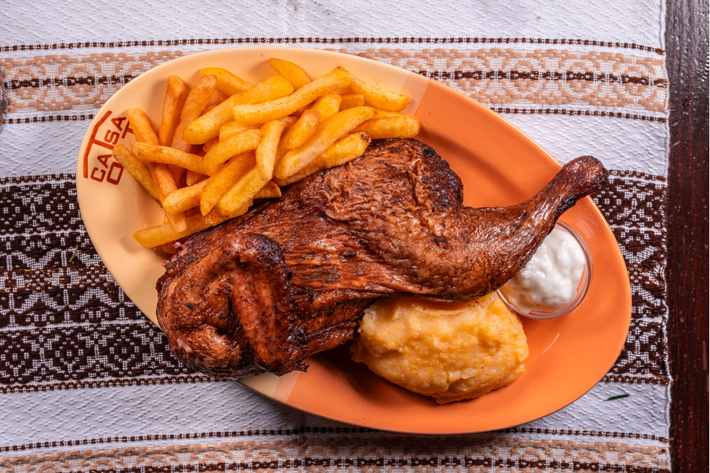 Pui la cuptor cu condimente naturale la restaurantul Casa Ott