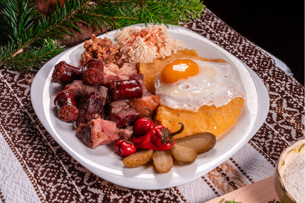 Tochitură bucovineană tradițională la restaurantul Casa Ott